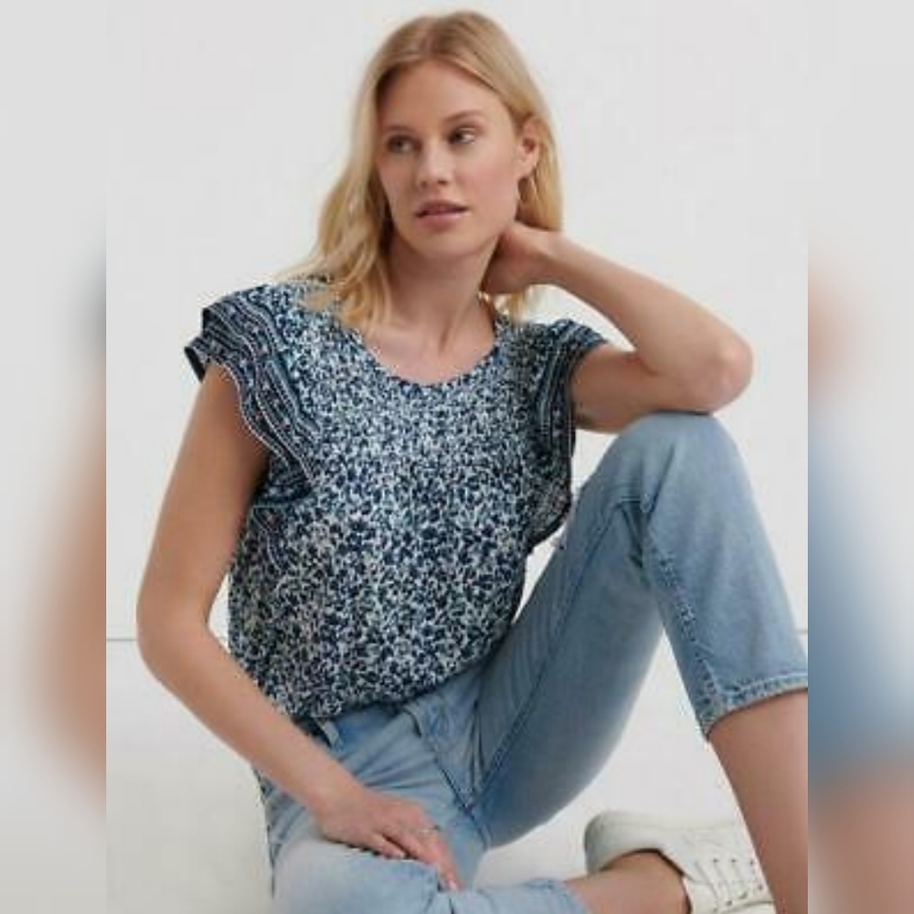 NWT Floral Flutter Sleeve Top